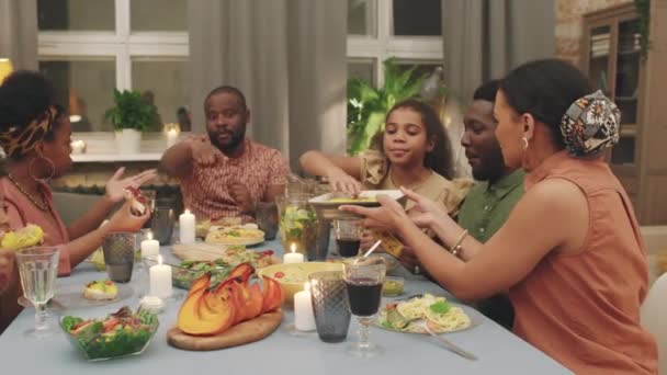 Medium Pan Shot Grande Gioiosa Famiglia Afro Americana Che Cena — Video Stock