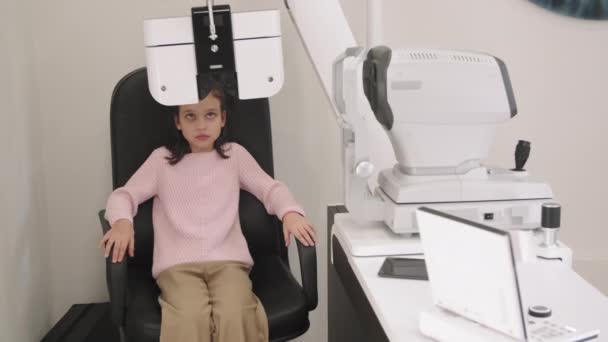 Plan Moyen Petite Fille Assise Sur Une Chaise Bureau Oculiste — Video