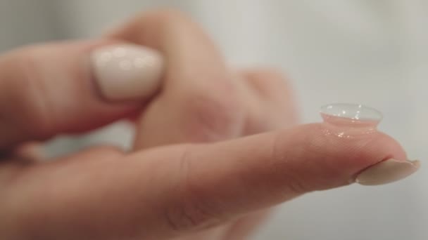 Panning Närbild Kontaktlins Kvinnliga Ögonläkare Finger — Stockvideo