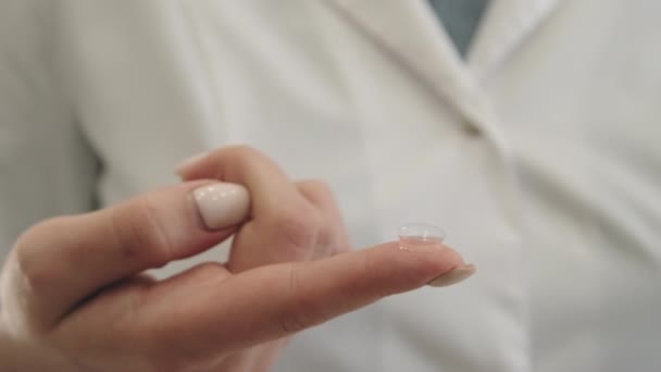 Plan Médian Une Ophtalmologiste Féminine Méconnaissable Robe Blanche Tenant Une — Video