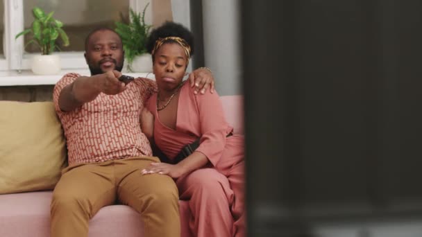 Střední Pan Záběr Smíchu Afro Americký Pár Sledování Televize Doma — Stock video
