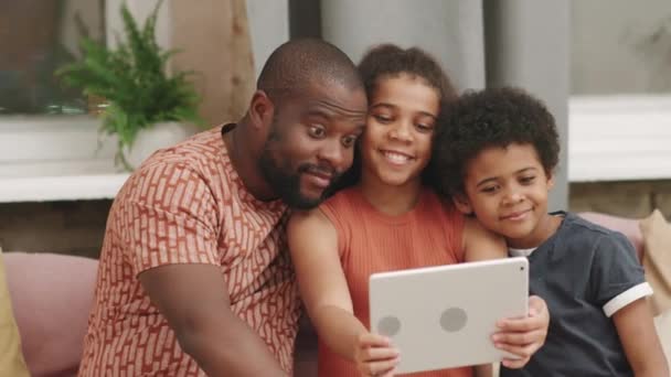 Medium Närbild Söta Afro Syskon Ålder Och Tar Selfie Med — Stockvideo