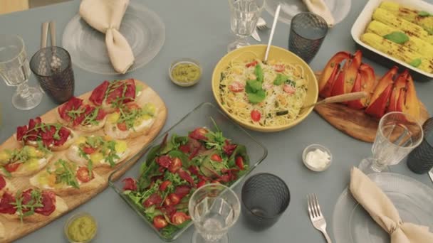Sağlıklı Başlangıçlar Salatalar Pizza Taze Limonata Ile Büyük Aile Sofrası — Stok video