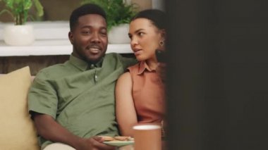 Orta halli, mutlu, melez bir çiftin rahat koltukta oturup birlikte televizyon izlediği bir film.