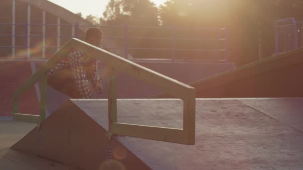 Slowmo Tiro Jovem Adolescente Tentando Patinar Trilhos Rampa Skatepark Mas — Vídeo de Stock