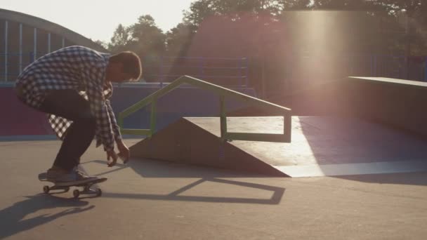 Слоумо Подростка Катающегося Скейтпарке Делающего Кикфлип Свете Заходящего Солнца — стоковое видео