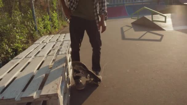 Повільний Кишеньковий Відстежуючий Знімок Молодого Чоловіка Який Катається Скейтборді Сидить — стокове відео