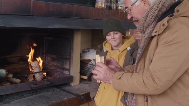 Střední Záběr Stárnoucího Bělocha Teplé Bundě Šátku Jak Drží Malé — Stock video