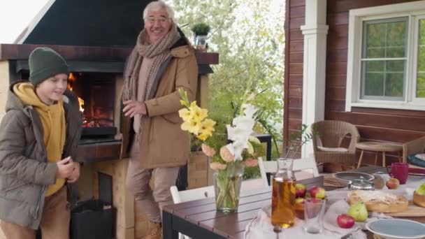 Volgen Recht Van Tiener Blanke Jongen Zijn Opa Dragen Warme — Stockvideo