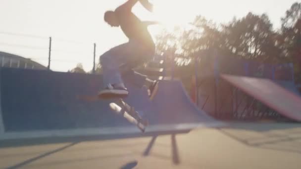 Ruční Sledování Záběr Teenagera Džínách Bruslení Dělat Kickflip Ale Selhávající — Stock video