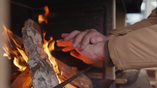 Közelkép Felismerhetetlen Férfi Melegítő Kezét Gyönyörű Tűz Kandallóban — Stock videók