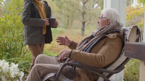 Mittlere Aufnahme Eines Älteren Kaukasischen Mannes Warmer Kleidung Und Brille — Stockvideo