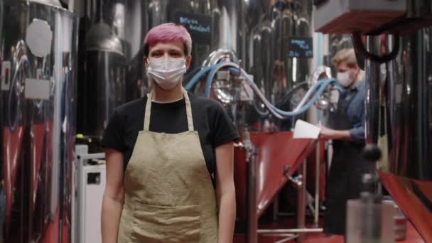 Retrato Mujer Trabajadora Cervecera Máscara Facial Protectora Pie Con Las — Vídeos de Stock