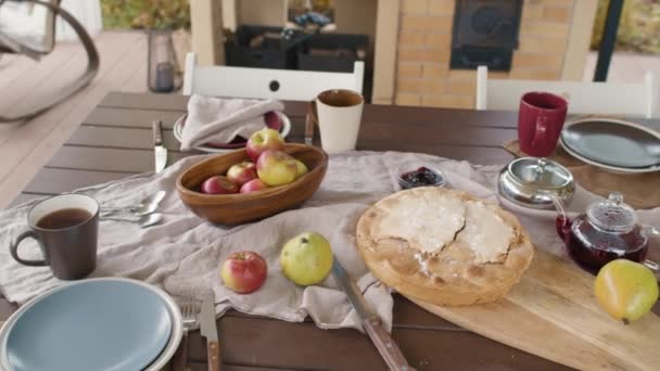 Kültéri Terasz Emberek Nélkül Étkezőasztal Tele Érett Gyümölcs Ételek Csészék — Stock videók