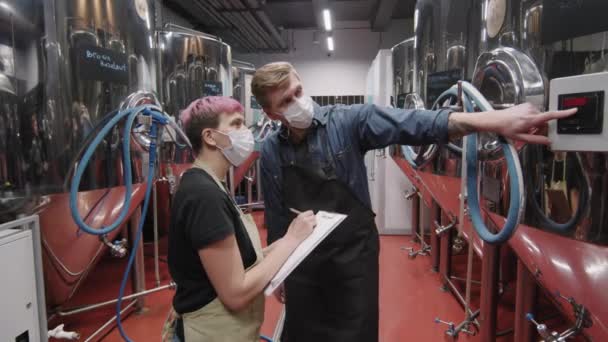Zeitlupenaufnahme Von Brauerei Experten Die Den Bierproduktionsprozess Kontrollieren Die Qualität — Stockvideo