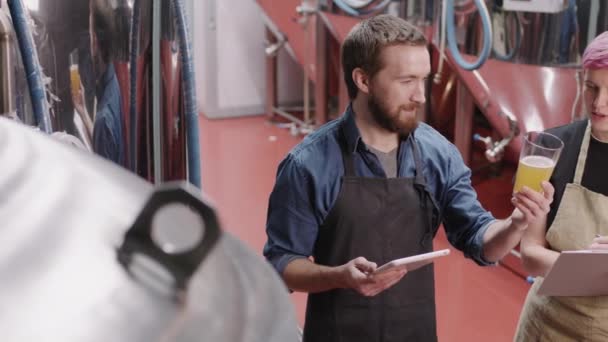 Medium Pan Schot Met Traagheid Van Een Paar Professionele Brouwerij — Stockvideo