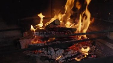 Kömür tırmığı kullanarak şöminede ateş yakan tanınmamış kişiye yakın durun.