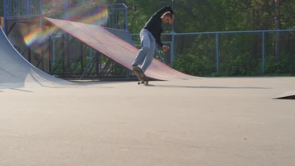 Slowmo Colpo Giovane Pattinaggio Due Ruote Skateboard Skatepark — Video Stock