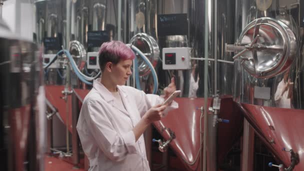 Tiro Medio Inspectora Sanitaria Femenina Bata Laboratorio Blanca Trabajando Tableta — Vídeo de stock