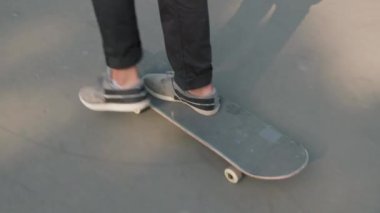 Asfaltta kayan tanınmayan genç bir adamın yavaş çekim sahnesi.