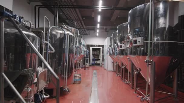 Dollying Vista General Cervecería Vacía Con Enormes Tanques Almacenamiento Metal — Vídeo de stock