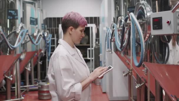 Plan Latéral Moyen Une Inspectrice Brasserie Blouse Blanche Contrôlant Travail — Video