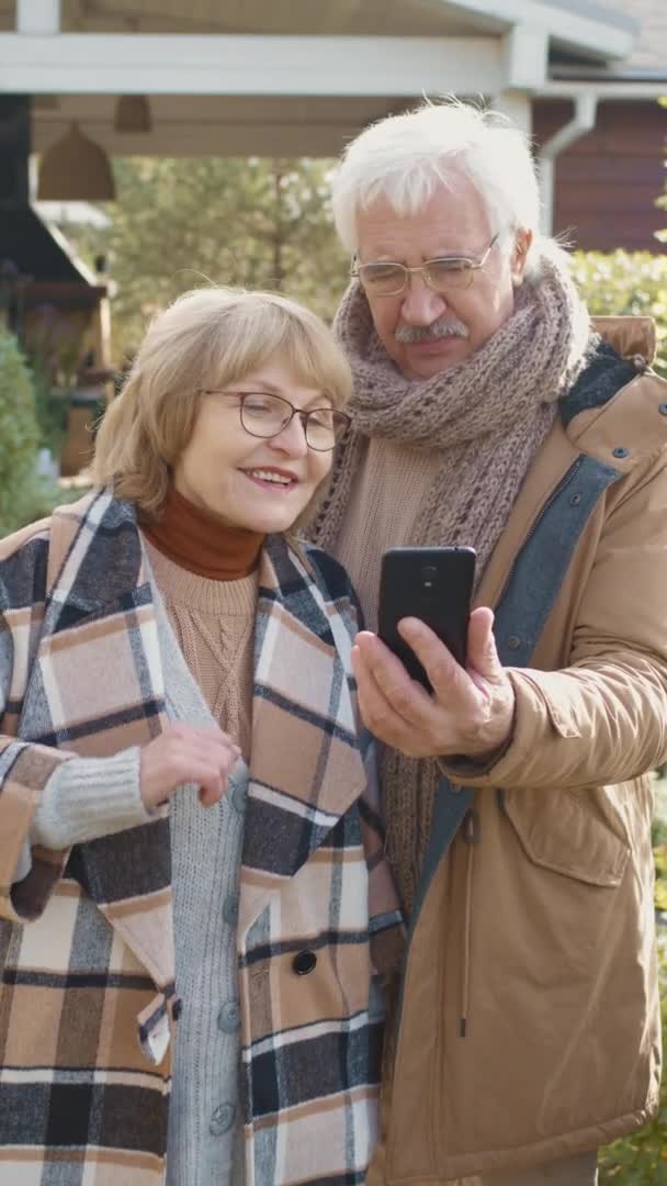 Pionowe Zdjęcie Starszej Białej Kobiety Jej Męża Ciepłych Ubraniach Okularach — Wideo stockowe