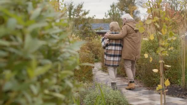 在美丽的花园里 一群身穿温暖休闲服的白种人和他美丽的妻子拥抱在一起 欣赏美景 — 图库视频影像