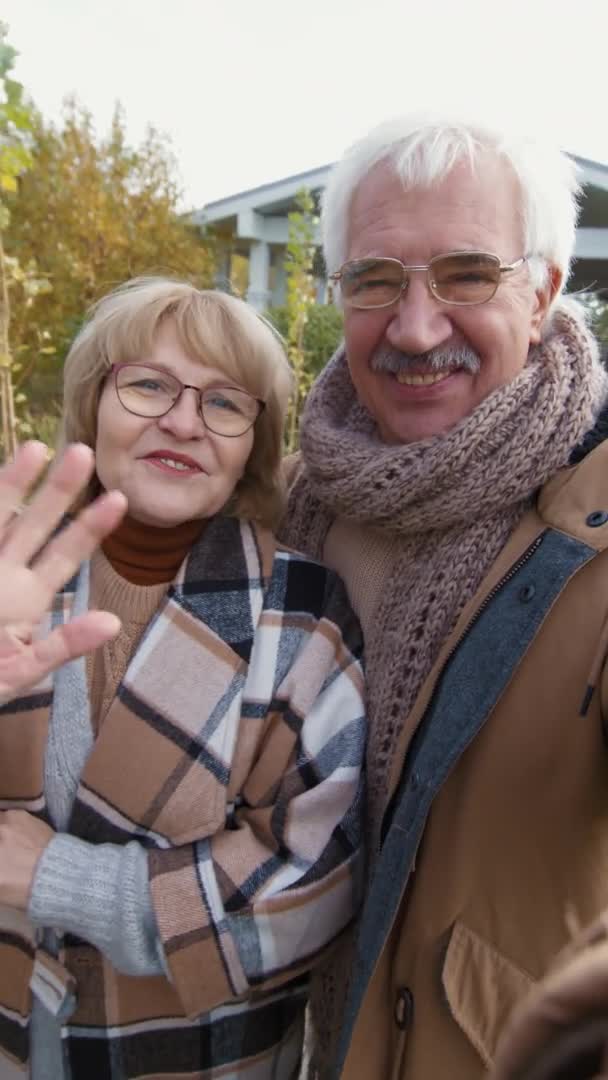 Pionowy Widok Starą Białą Kobietę Jej Męża Ciepłych Luźnych Kurtkach — Wideo stockowe