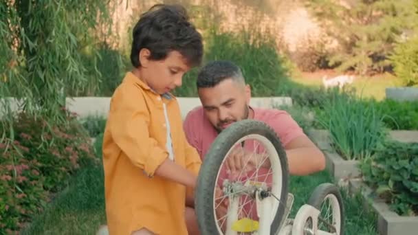 Média Foto Pai Carinhoso Consertando Sua Bicicleta Filho Pequeno Divertindo — Vídeo de Stock