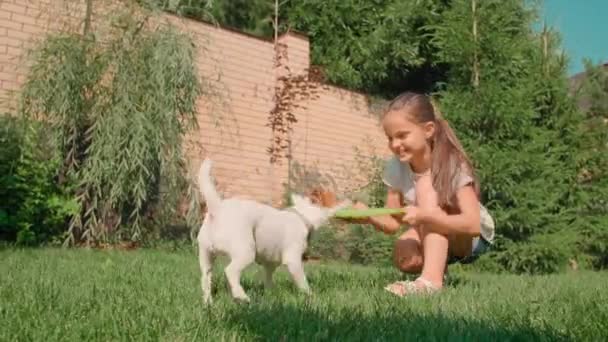 Låg Vinkel Skott Söt Liten Flicka Sitter Gräs Trädgården Leker — Stockvideo