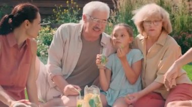 Beş nesildir birlikte iyi vakit geçiren büyük bir ailenin orta büyüklükteki PAN çekimi. Yaz günlerini arka bahçede sohbet ederek ve limonata içerek geçiriyorlar.