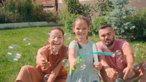 Slow Motion Medio Colpo Carino Bambina Divertirsi Facendo Bolle Sapone — Video Stock