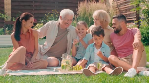 Yavaş Çekimde Mutlu Aile Portresi Lkokul Çağındaki Kardeşlerin Yaz Günlerini — Stok video