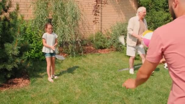 Fotografía Cámara Lenta Alegre Niña Años Jugando Bádminton Con Padre — Vídeos de Stock