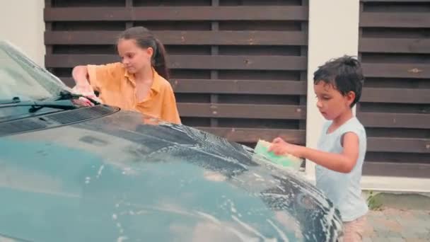 Medio Tiro Lindo Hermano Edad Elemental Hermana Lavando Coche Padres — Vídeo de stock