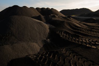Uçsuz bucaksız topraklardaki kirlenmiş, verimsiz ve zehirli tepeler çevresel koşullar ekolojik felaketi gösteriyor.