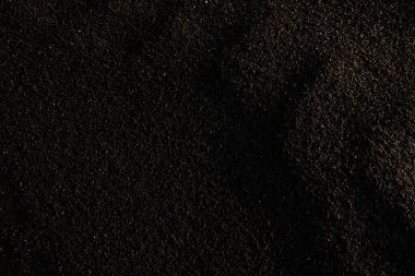 Kirli, zehirli ve verimsiz kara toprağın bir parçası. Çevresel felaketin veya zehirlenme duyurusunun telif uzayı olarak değerlendirilebilir.