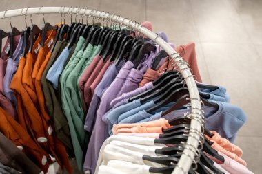 Mağazadaki askıda asılı renkli gömleklerin yüksek açılı görüntüsü