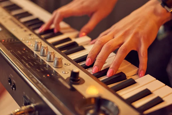 Närbild Musiker Som Spelar Tangentbord Elektriskt Piano Studio — Stockfoto