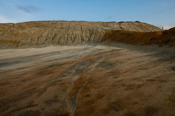 生態系の大災害の背景やイラストとして使用することができる悪い環境状況の領土上の汚染された亀裂土壌 — ストック写真