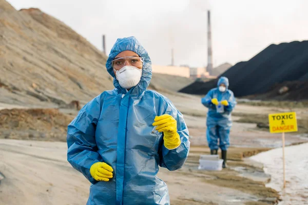 Jonge Serieuze Vrouwelijke Onderzoeker Beschermende Werkkleding Met Monster Van Giftige — Stockfoto