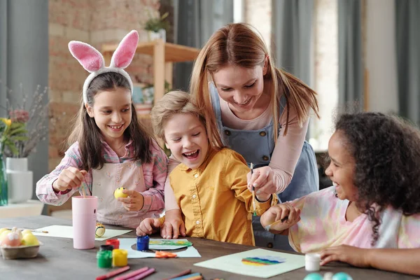 Young Cheerful Woman Bending Table Group Happy Kids While Helping — Stock Photo, Image