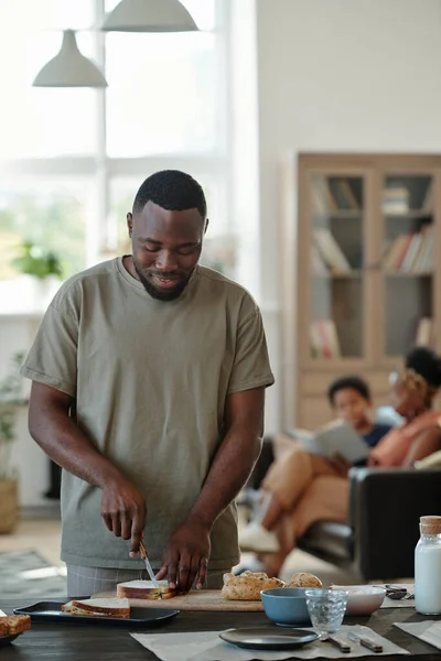 Ung Afrikansk Man Casualwear Förbereda Smörgåsar Till Frukost När Står — Stockfoto