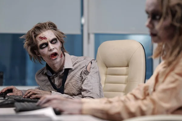 Zombie Affärsman Med Smörjmedel Ansiktet Och Händerna Sitter Vid Arbetsplatsen — Stockfoto