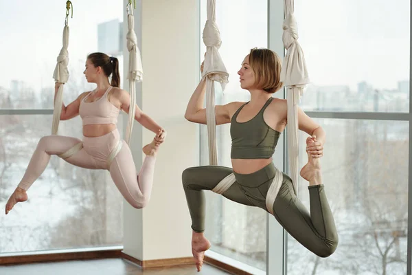 Eşofmanlı Iki Genç Kadın Yoga Hamaklarında Oturmuş Bacakları Dizlerinde Spor — Stok fotoğraf