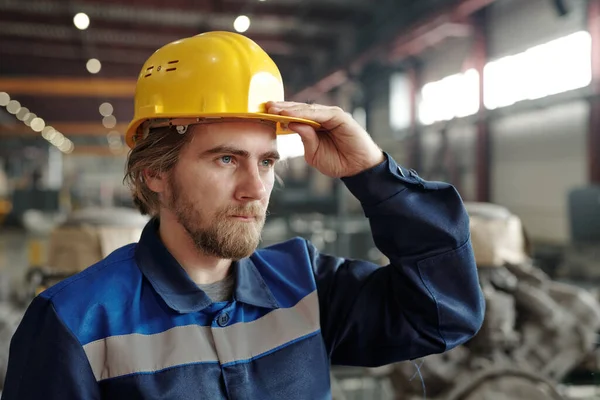 Jonge Mannelijke Ingenieur Met Baard Fabrieksarbeider Met Een Beschermende Helm — Stockfoto