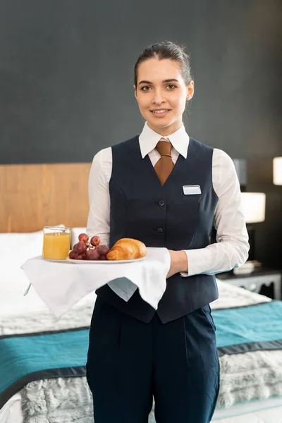 Feliz Joven Elegante Trabajadora Del Hotel Sosteniendo Bandeja Con Desayuno —  Fotos de Stock