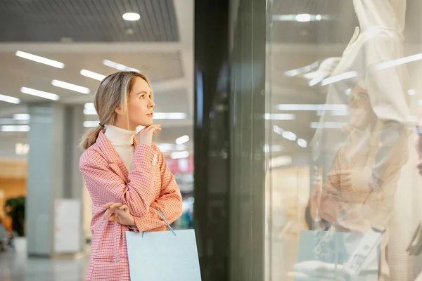 Ung Kvinna Står Framför Shopping Fönstret Och Tittar Skyltdocka Sin — Stockfoto