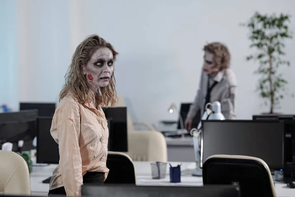 Ung Zombie Affärskvinna Går Mellan Skrivbord Med Datorskärmar Mot Döda — Stockfoto